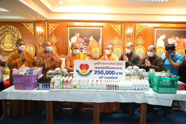 Thượng tọa Thích Thiện Bảo cúng dường tịnh tài, tịnh vật đến Hòa thượng Phra ThepPrasitthimon