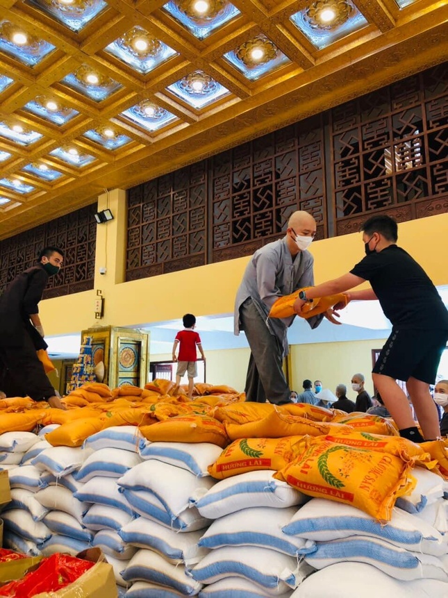 Tích cực vận chuyển gạo