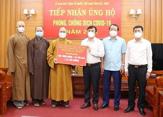 Đại diện Ban Từ thiện xã hội GHPGVN trao quà ủng hộ phòng, chống dịch Covid-19 đến Ủy ban MTTQVN tỉnh Bắc Ninh