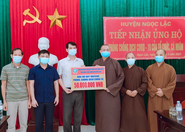 Đại diện Ủy ban MTTQVN huyện Ngọc Lặc nhận ủng hộ 50 triêu đồng cho quỹ phòng chống dịch Covid-19