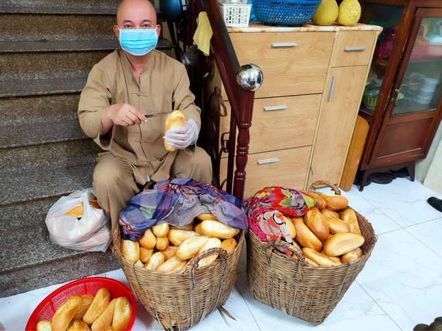 Đại đức Thích Thiện Tài chuẩn bị thức ăn cho những người trực tại các chốt cách ly