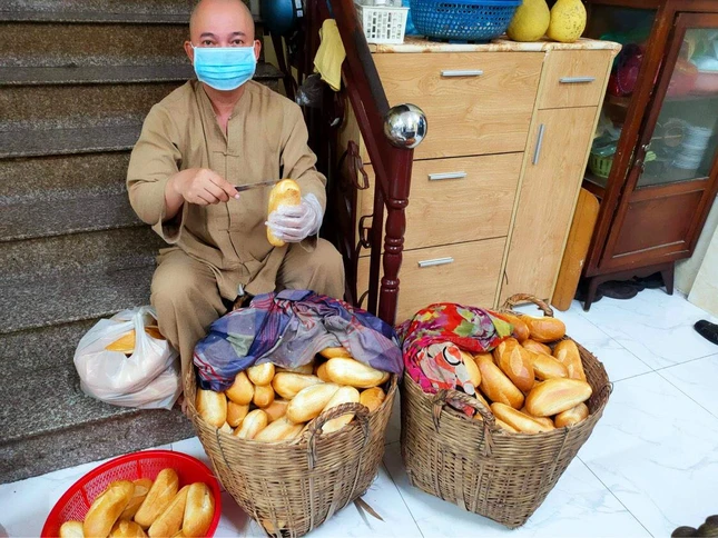 Đại đức Thích Thiện Tài chuẩn bị thức ăn cho những người trực tại các chốt cách ly