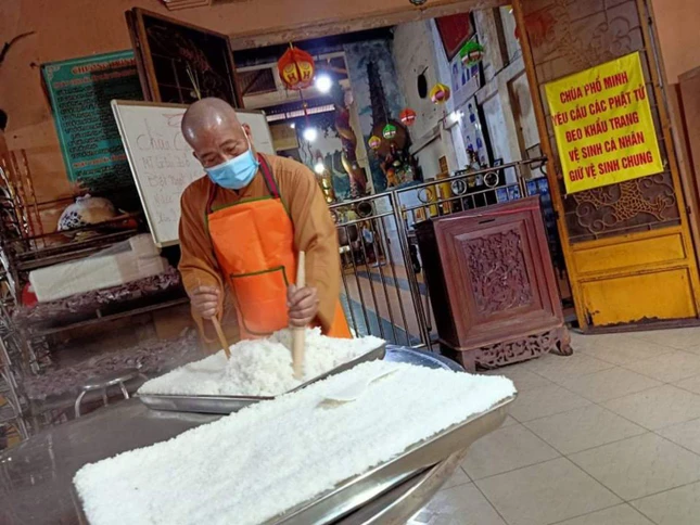 Thượng tọa Thích Thiện Ngọc vào bếp để chuẩn bị những phần cơm chay Thượng tọa Thích Thiện Ngọc vào bếp để chuẩn bị những phần cơm chay