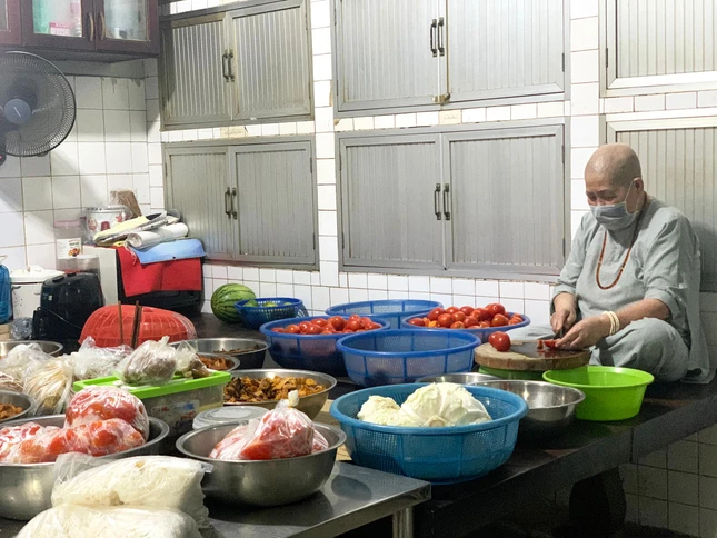 Ni trưởng Thích nữ Từ Nhẫn chuẩn bị thực phẩm để nấu 700 suất cơm
