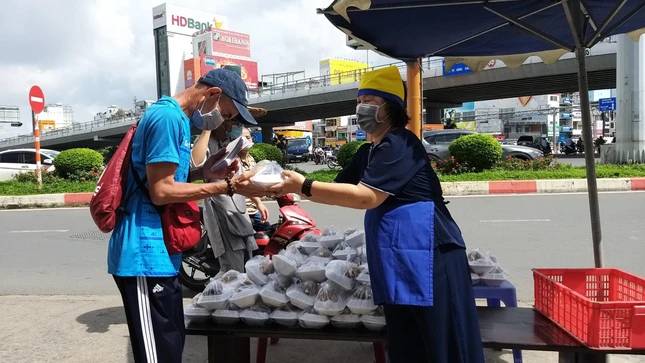 Những phần cơm nghĩa tình của chùa Phước Viên được trao tay