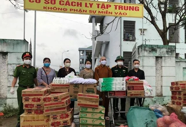 Đại đức Thích Tâm Thành tặng quà chia sẻ với bà con khu cách ly huyện Nghi Lộc vào năm 2020
