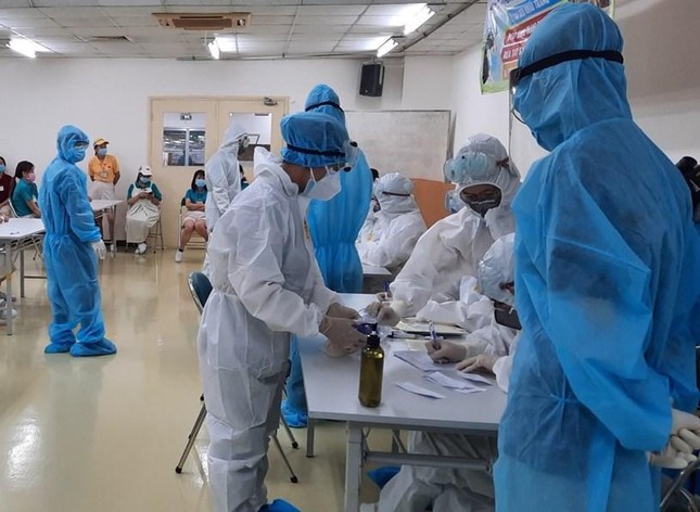 Tổ chức lấy mẫu xét nghiệm mở rộng giám sát tại công ty nằm trong Khu chế xuất Tân Thuận - Ảnh: Trung tâm Y tế quận 7 Tổ chức lấy mẫu xét nghiệm mở rộng giám sát tại công ty nằm trong Khu chế xuất Tân Thuận - Ảnh: Trung tâm Y tế quận 7
