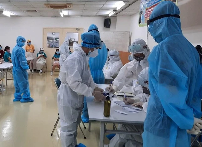 Tổ chức lấy mẫu xét nghiệm mở rộng giám sát tại công ty nằm trong Khu chế xuất Tân Thuận - Ảnh: Trung tâm Y tế quận 7 Tổ chức lấy mẫu xét nghiệm mở rộng giám sát tại công ty nằm trong Khu chế xuất Tân Thuận - Ảnh: Trung tâm Y tế quận 7
