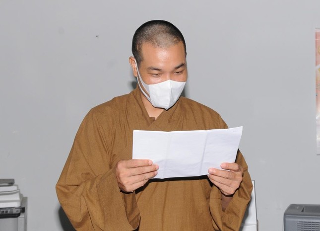 Đại đức Thích Viên Quán, Phó Thư ký kiêm Chánh Văn phòng Ban Trị sự Phật giáo tỉnh, Thư ký Ban Chỉ đạo Đại hội cấp huyện trình danh sách giới thiệu nhân sự nhiệm kỳ 2021- 2026