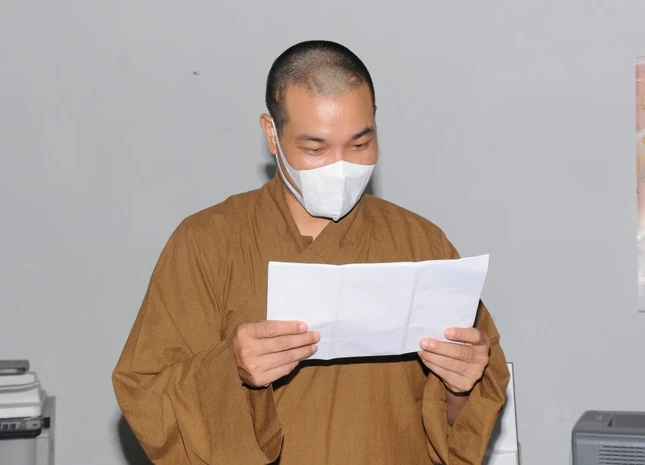 Đại đức Thích Viên Quán, Phó Thư ký kiêm Chánh Văn phòng Ban Trị sự Phật giáo tỉnh, Thư ký Ban Chỉ đạo Đại hội cấp huyện trình danh sách giới thiệu nhân sự nhiệm kỳ 2021- 2026