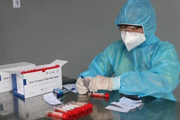 Chuẩn bị các ống lấy mẫu xét nghiệm - Ảnh: Văn Tùng