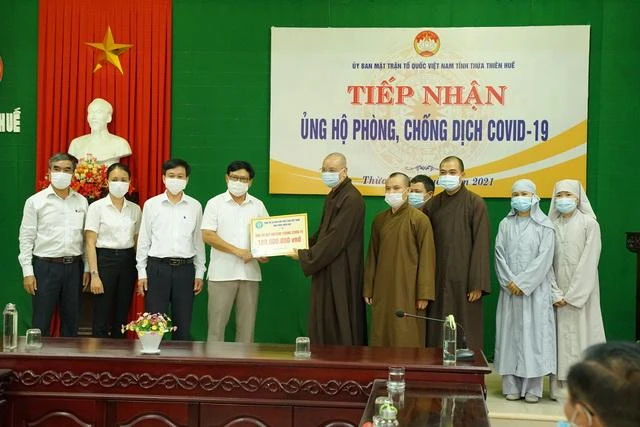 Ban Trị sự GHPGVN tỉnh Thừa Thiên Huế trao số tiền ủng hộ đến đại diện UBMTTQVN tỉnh
