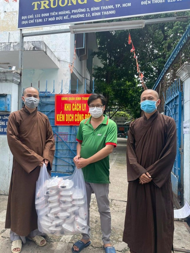 Chư Tăng chùa Minh Hòa trao những phần cơm đến người dân tại các khu cách ly tập trung