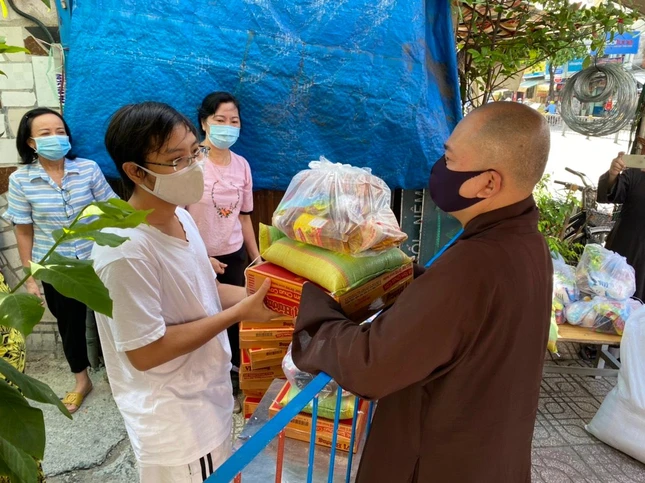 Những phần quà yêu thương của hội Phước Thiện tặng hoàn cảnh khó khăn trong mùa Covid -19 Những phần quà yêu thương của hội Phước Thiện tặng hoàn cảnh khó khăn trong mùa Covid -19