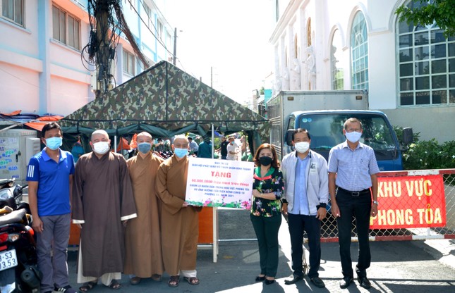 Chư tôn đức Ban Trị sự Phật giáo quận Bình Thạnh trao 60 triệu đồng đến chính quyền phường 11 để hỗ trợ người dân trong khu vực bị phong tỏa