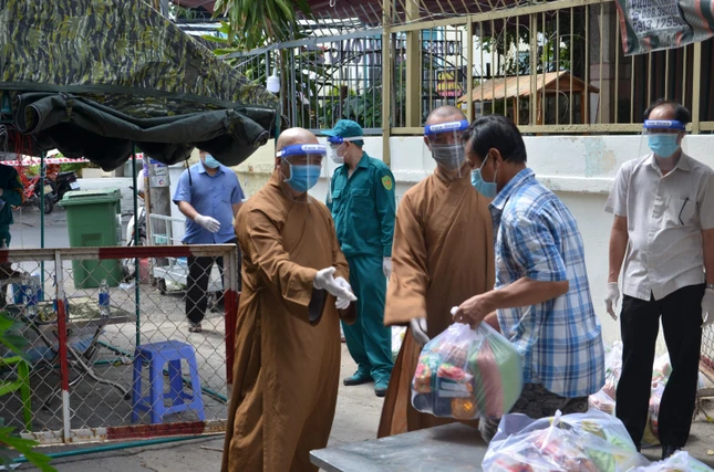 Thượng tọa Thích Tâm Chơn tặng quà đến bà con tại khu cách ly hẻm số 9 Nguyễn Thiện Thuật, phường 14, quận Bình Thạnh