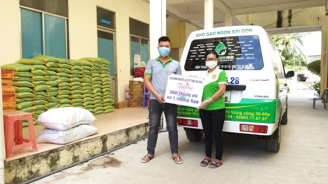 Đại diện Câu Lạc bộ Hạnh Nguyện trao tặng nhu yếu phẩm đến UBMTTQVN phường 16, quận 8 Đại diện Câu Lạc bộ Hạnh Nguyện trao tặng nhu yếu phẩm đến UBMTTQVN phường 16, quận 8