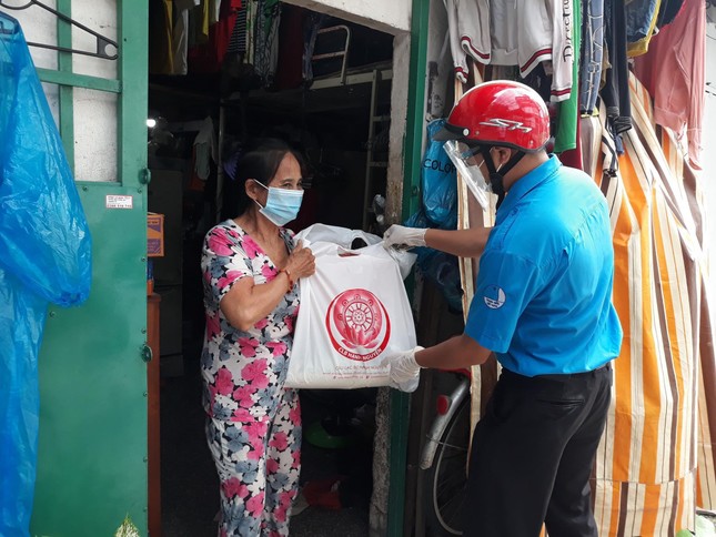 Đoàn viên Đoàn Thanh niên trao quà các hộ dân khu vực bị phong tỏa tại quận Tân Phú, TP.HCM Đoàn viên Đoàn Thanh niên trao quà các hộ dân khu vực bị phong tỏa tại quận Tân Phú, TP.HCM