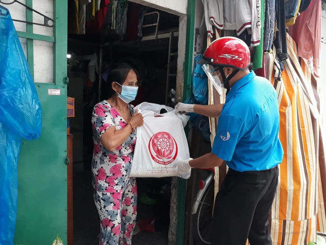 Đoàn viên Đoàn Thanh niên trao quà các hộ dân khu vực bị phong tỏa tại quận Tân Phú, TP.HCM Đoàn viên Đoàn Thanh niên trao quà các hộ dân khu vực bị phong tỏa tại quận Tân Phú, TP.HCM