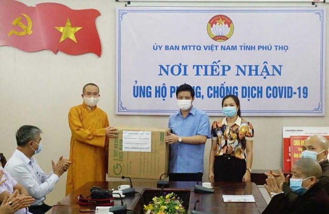 Ông Lương Ngọc Thạch tiếp nhận khẩu trang y tế do chùa Khánh Nghiêm, Ân Phúc (huyện Lâm Thao) ủng hộ