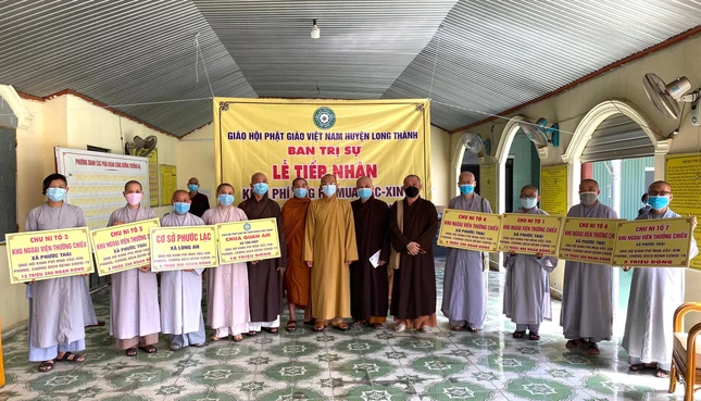 Chư Ni trao biển hiệu tượng trưng số tiền ủng hộ quỹ mua vaccine phòng chống Covid-19