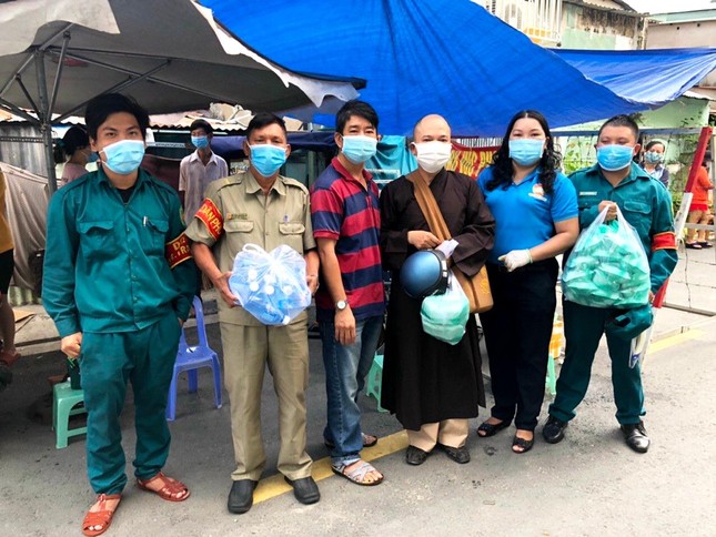 Đại đức Thích Thiện Tài hỗ trợ những suất ăn sáng đến khu vực bị phong tỏa
