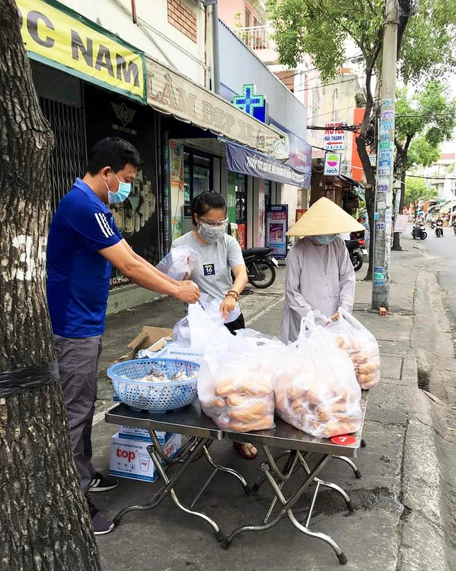 Chùa Bảo Vân tặng bánh mì đến bà con nghèo