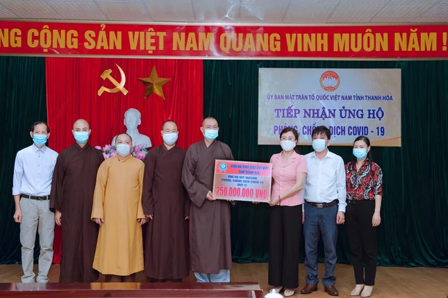 Thượng tọa Thích Tâm Đức cùng chư tôn đức Ban Thường trực Ban Trị sự GHPGVN tỉnh trao 250 triệu đồng ủng hộ đợt 2 vào quỹ vắc-xin phòng chống Covid-19