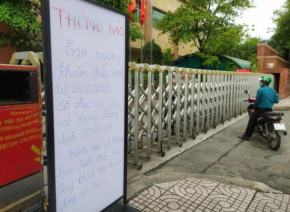 Sáng 16-6, Bệnh viện Đại học Y dược TP.HCM thông báo tạm dừng tiếp nhận khám chữa bệnh để phục vụ công tác phòng chống dịch Covid-19 - Ảnh: Nhật Thịnh Sáng 16-6, Bệnh viện Đại học Y dược TP.HCM thông báo tạm dừng tiếp nhận khám chữa bệnh để phục vụ công tác phòng chống dịch Covid-19 - Ảnh: Nhật Thịnh