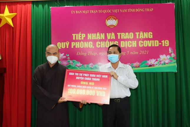 Thượng tọa Thích Tĩnh Triệt trao bảng tượng trưng 100 triệu đồng đến đại diện Ủy ban MTTQVN tỉnh Đồng Tháp