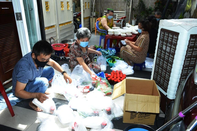 Đạo tràng Ommani chuẩn bị các phần cơm