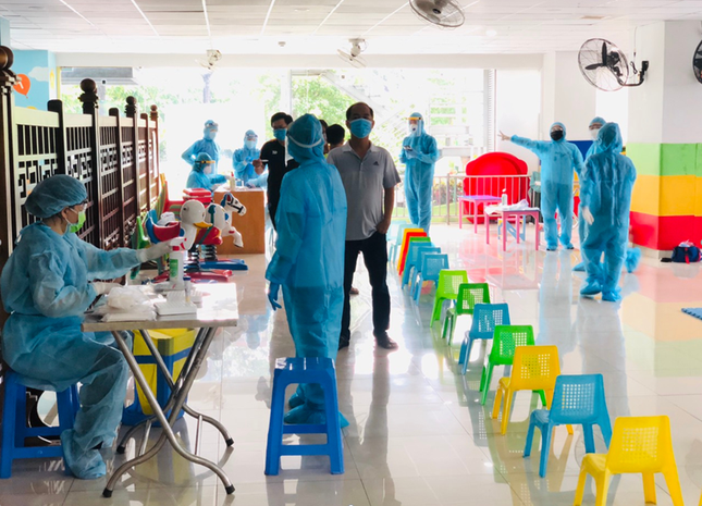 Truy vết, khoanh vùng, lấy mẫu xét nghiệm giám sát tại khu vực liên quan ca bệnh (Trung tâm Y tế quận 4)