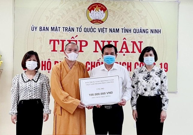 Thượng tọa Thích Hiển Thiện trao số tiền 100 triệu đồng ủng hộ quỹ phòng chống Covid-19