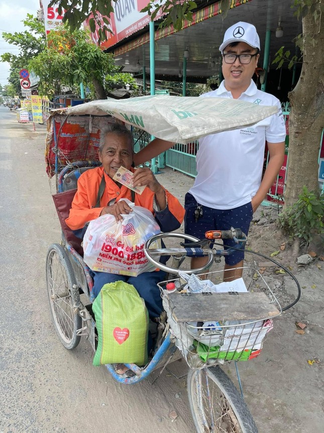 Trần Minh Tuấn trao quà, gạo đến người khó khăn - Ảnh: Tú Minh