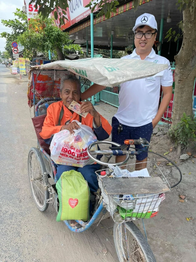 Trần Minh Tuấn trao quà, gạo đến người khó khăn - Ảnh: Tú Minh Trần Minh Tuấn trao quà, gạo đến người khó khăn - Ảnh: Tú Minh