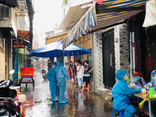 Lực lượng chức năng lấy mẫu xét nghiệm các trường hợp liên quan đến ca nhiễm Covid-19 mới để phòng dịch