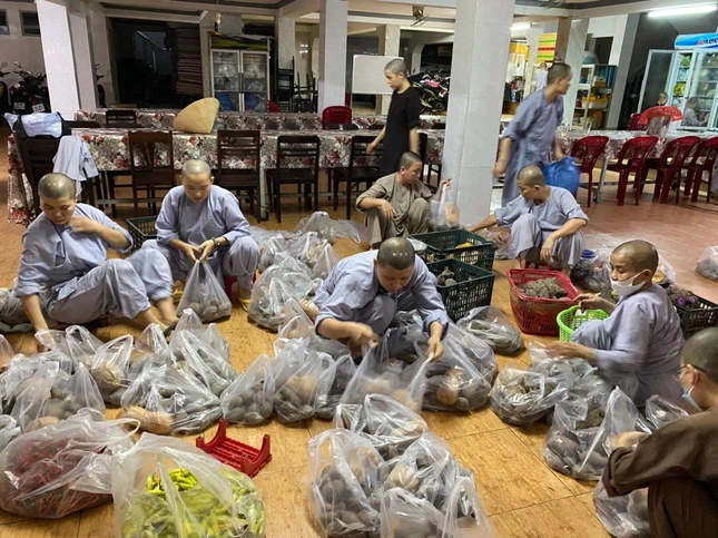 Chư Ni san sẻ rau, củ, quả cho bà con nghèo trong khu phố bị cách ly