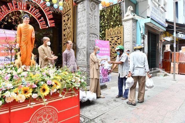 Chùa Giác Ngộ (quận 10, TP.HCM) tặng 300 túi khoai lang tiếp sức người khó khăn vượt qua đại dịch Covid-19