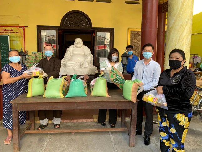 Những phần quà san sẻ yêu thương, cùng nhau vượt qua đại dịch - Ảnh: Pháp Tuệ