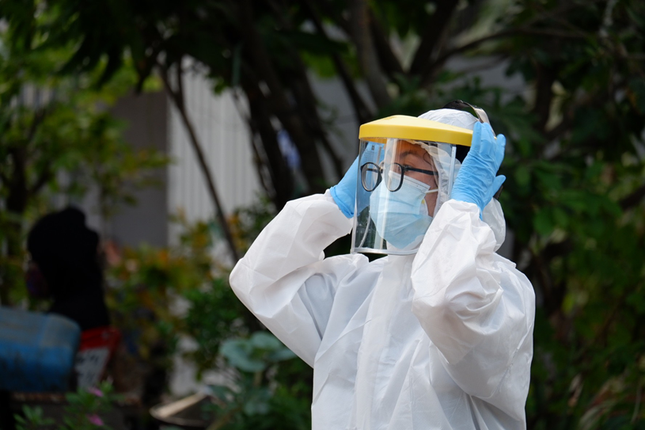 Chuẩn bị lấy mẫu xét nghiệm mở rộng tầm soát cộng đồng tại quận Bình Tân - Ảnh: Phú Khánh