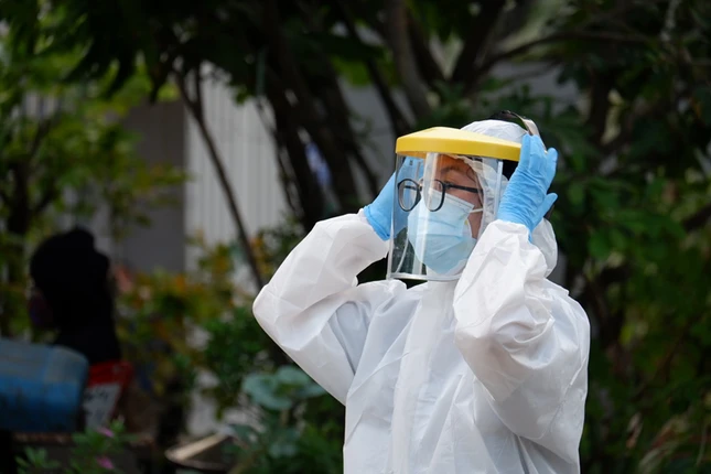 Chuẩn bị lấy mẫu xét nghiệm mở rộng tầm soát cộng đồng tại quận Bình Tân - Ảnh: Phú Khánh