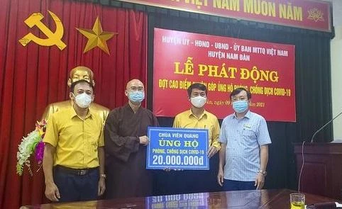Đại đức Thích Ngộ Trí, trụ xứ chùa Viên Quang trao số tiền 20 triệu đồng tại lễ Phát động đợt cao điểm quyên góp ủng hộ phòng, chống dịch Covid-19 do huyện Nam Đàn tổ chức hôm 9-6 Đại đức Thích Ngộ Trí, trụ xứ chùa Viên Quang trao số tiền 20 triệu đồng tại lễ Phát động đợt cao điểm quyên góp ủng hộ phòng, chống dịch Covid-19 do huyện Nam Đàn tổ chức hôm 9-6