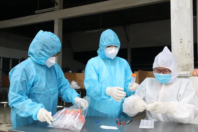 Tổ chức lấy mẫu xét nghiệm tầm soát tại các doanh nghiệp Tổ chức lấy mẫu xét nghiệm tầm soát tại các doanh nghiệp