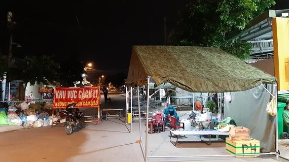 Lực lượng chức năng phong tỏa gần 3 ấp của huyện Hóc Môn từ 0 giờ ngày 20-6 - Ảnh: Duyên Phan