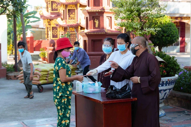 Thượng tọa Thích Lệ Phú, trụ trì chùa Huê Nghiêm và các Phật tử tặng tiền hỗ trợ bà con