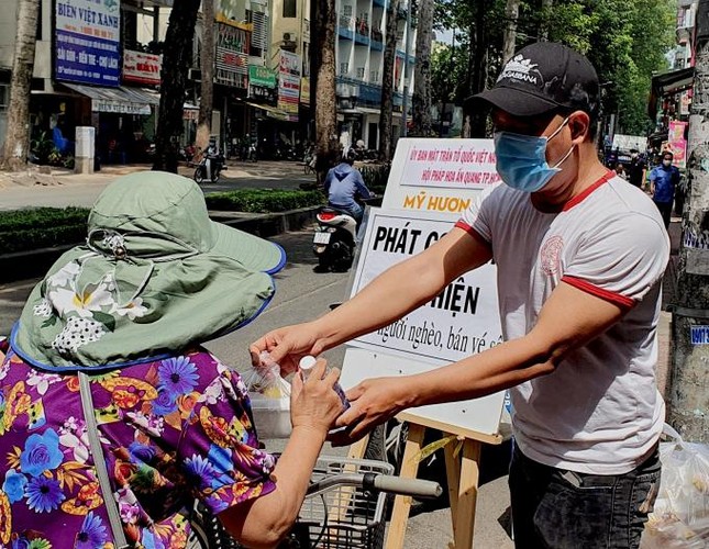 Phát cơm miễn phí cho người gặp khó khăn vì dịch bệnh - Ảnh: Pha Lê Phát cơm miễn phí cho người gặp khó khăn vì dịch bệnh - Ảnh: Pha Lê