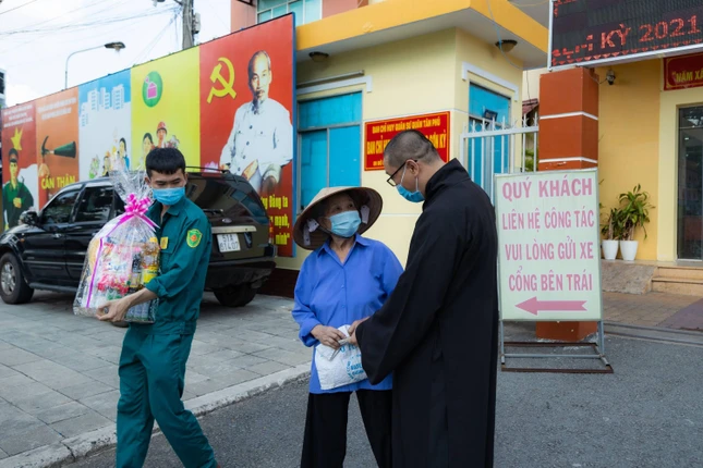 Hình ảnh người tu sĩ xông xáo, tiếp sức nơi phong tỏa chống dịch