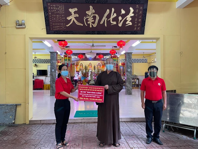 Thượng tọa Thích Huệ Công đại diện trao quà