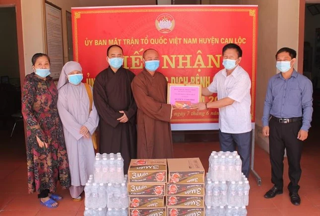 Đại đức Thích Quảng Nguyên trao tiền, quà ủng hộ