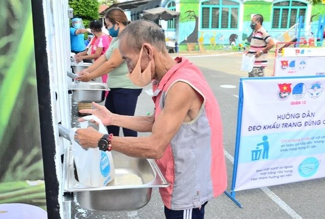 Người Sài Gòn giãn cách nhưng không giãn lòng - Ảnh: Hoa Nữ